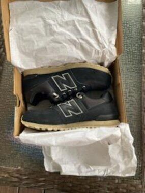 EUC Boy's New Balance black sneakers Youth 5.5